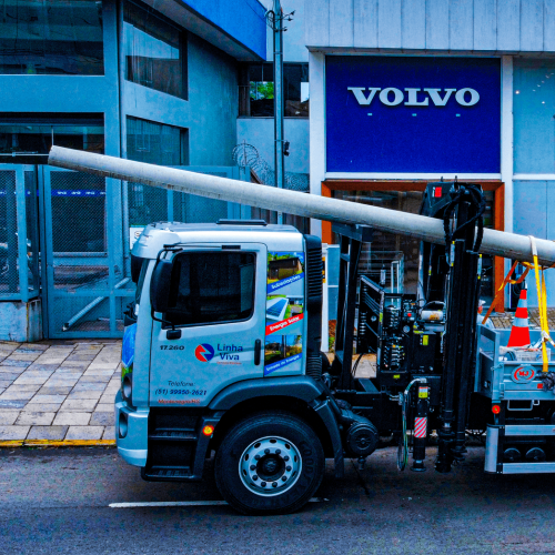 Caminhão do Grupo Linha Viva em trabalho de instalação de poste