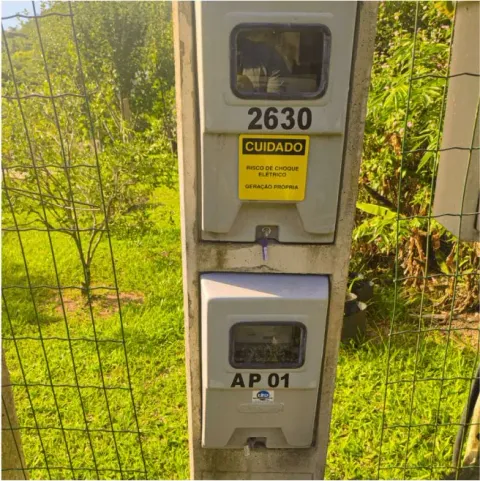 Duas caixas de medição no mesmo poste de concreto