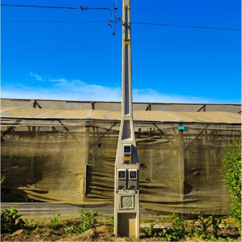 Poste com caixas de medição em frente a um galpão