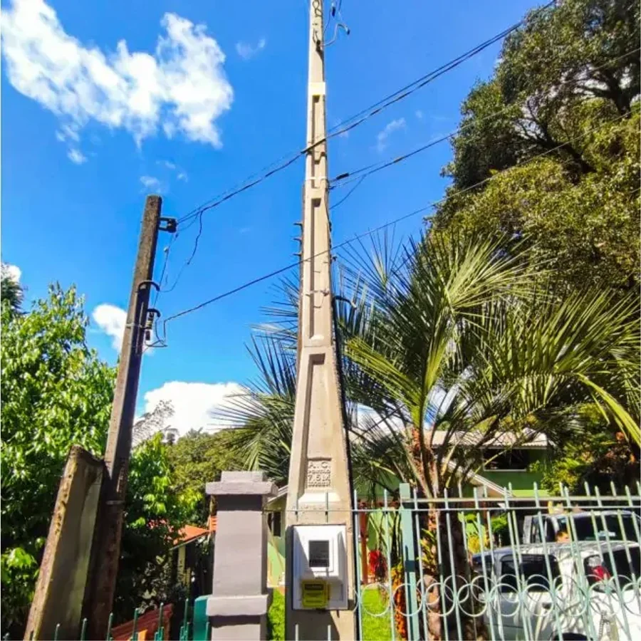 Poste de entrada de energia junto ao portão do imóvel